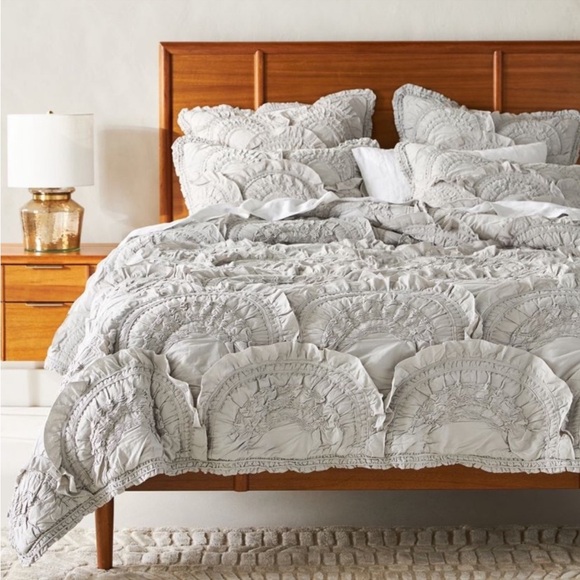 2 Anthropologie ‘Rivulets’ Ruffle Standard Pillow Shams in a dark Medallion Blue - Picture 16 of 16